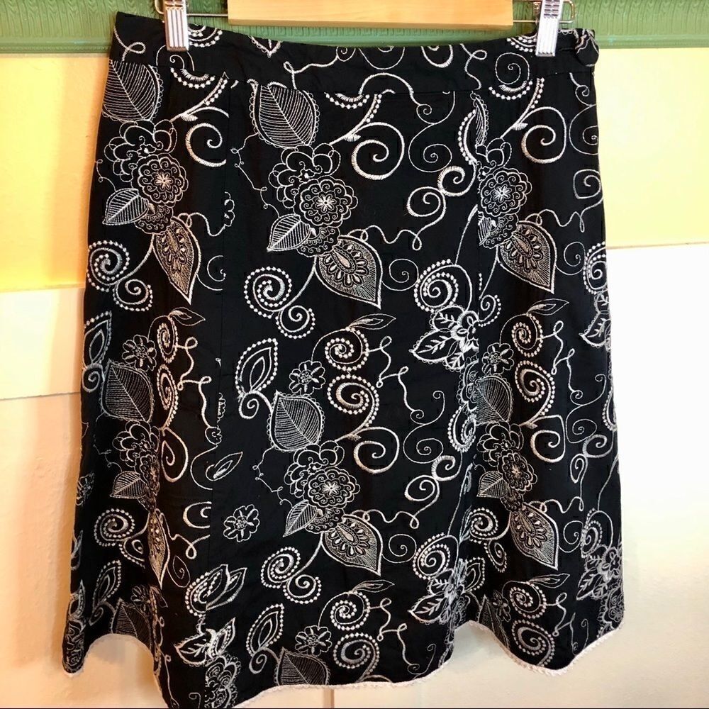 Black skirt side zip white stitched flowers Sz 10